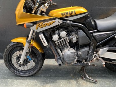 YAMAHA FZS 600 FAZER PROJECT BIKE HPI CLEAR